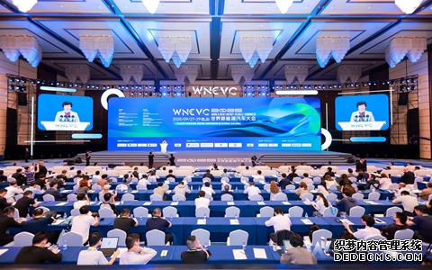 多方共探“前瞻科技与融合创新”科技革命
9月28日下午,2025世界新能源汽车大会“前瞻科技与融合创新”主论坛在海南海口隆重召开。本次论坛围绕未来智慧出行新生态与新愿景,共同探讨汽车前瞻科技与融合创新的发展方向和开放合作共建生态的新模式、新路径。