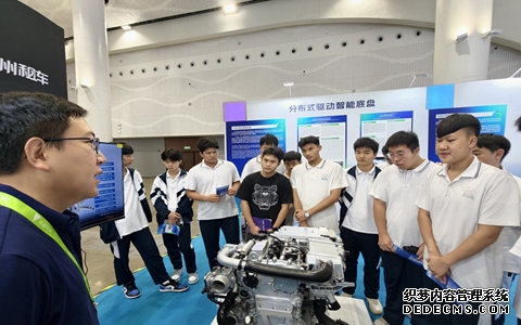 媒体看新能源汽车大会:海南吸引全球目光
9月27日,2025世界新能源汽车大会在海南省海口市开幕。来自全球多个国家和地区的政产学研界代表,围绕“产业变革与可持续发展”这一主题进行对话和交流,探讨未来交通出行和绿色可持续发展的更多可能性。
这是世界新能源汽车大会连续七届落户海南。作为我国新能源汽车普及率最高的地区,海南自贸港正以绿色为“底色”,吸引全球新能源汽车从业者的目光。