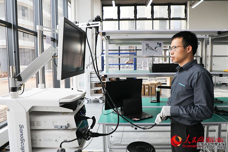 在开立医疗车间里，工作人员正在调试设备。人民网记者 牛良玉摄