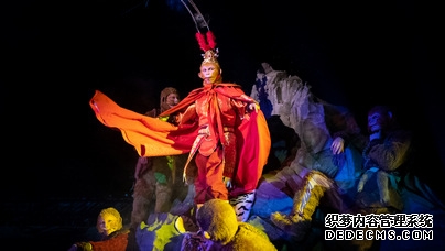 行进中国 | 夜游黄果树:梦幻山水间 西游奇妙夜
夜幕降临,陡坡塘瀑布褪去白日的“素颜”,披上绚丽华裳。