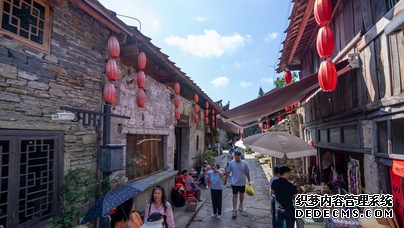 行进中国│古屯也赶“潮”
走进屯堡,时光仿佛凝固:街巷两侧,石片做瓦的古朴民居错落有致......