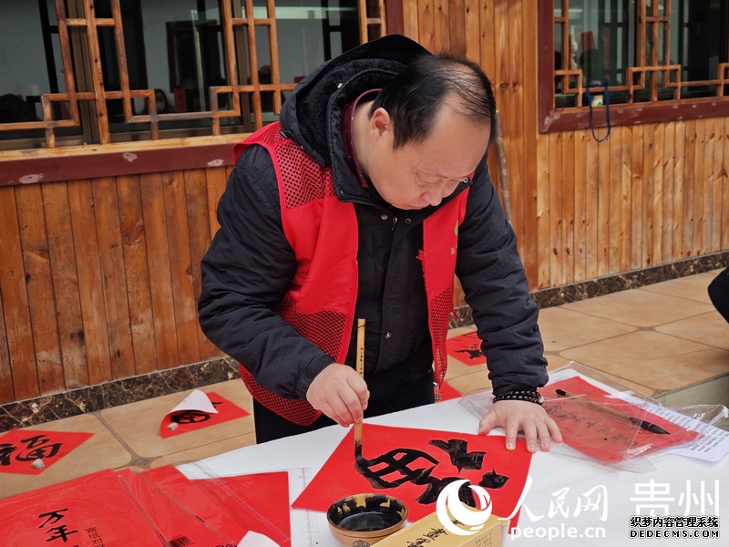 贵阳贵安“下乡过年”活动现场。祝远航摄