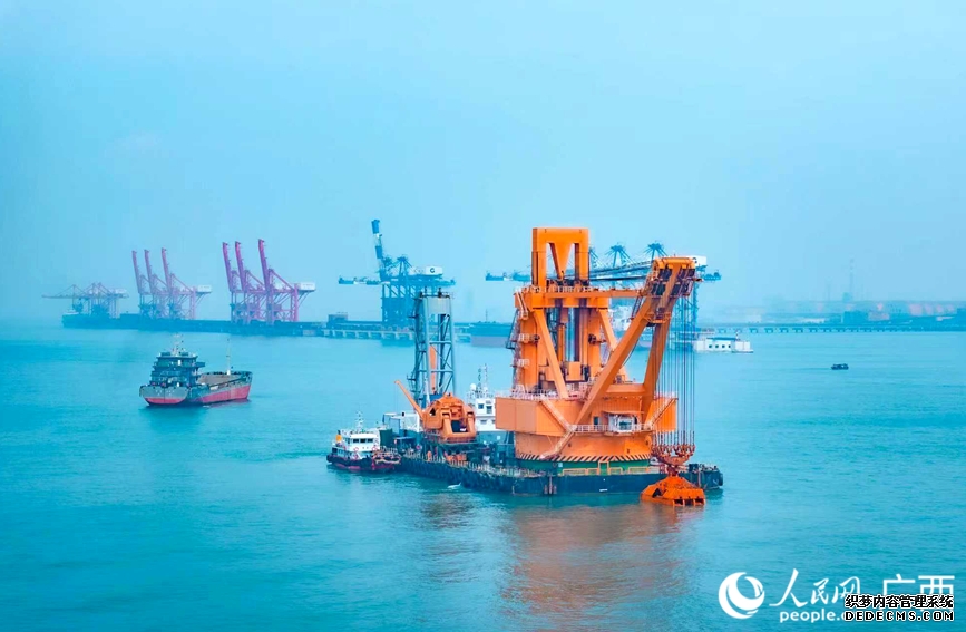 “金广”号开挖海中泥石。