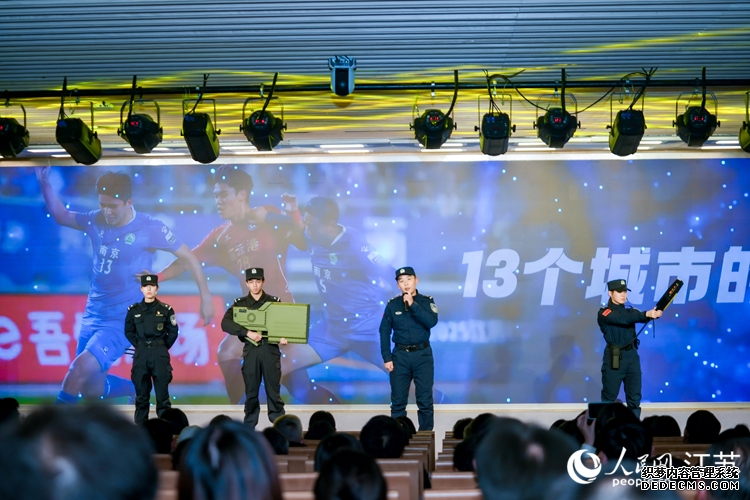 陈思远讲述“金陵警鹰”护航“苏超”的故事。人民网 余乐摄