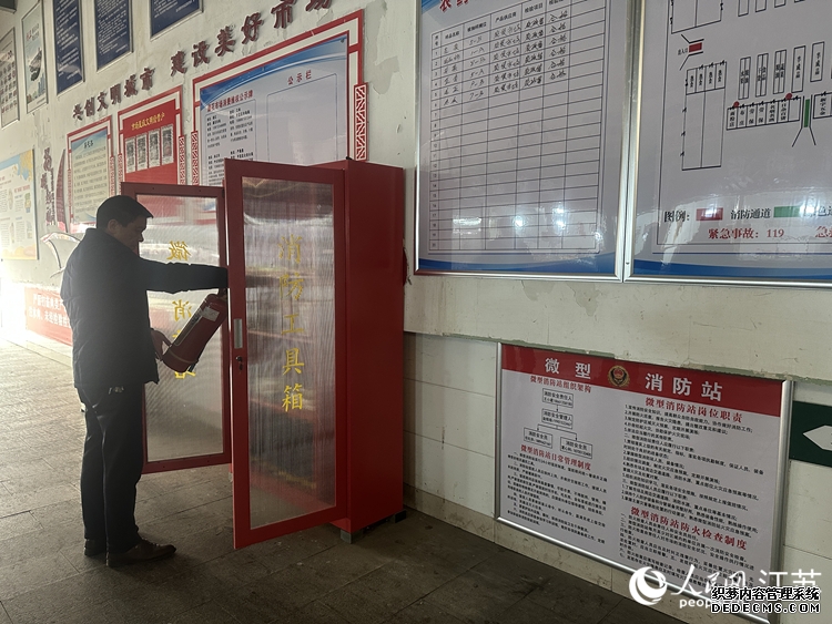 菜市场入口处的微型消防站。人民网 李欣阳摄