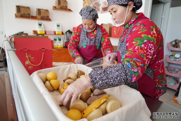 1月12日,在山东省临沂市沂南县砖埠镇诸葛良田“共富工坊”,村民在分装花样馒头。