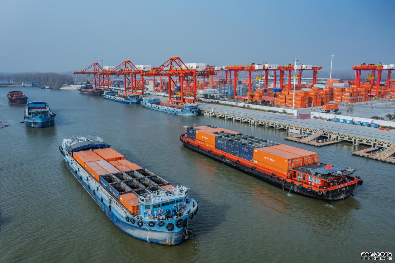 江北内河最大的智能化集装箱示范港——龙拱港。济宁市委网信办供图