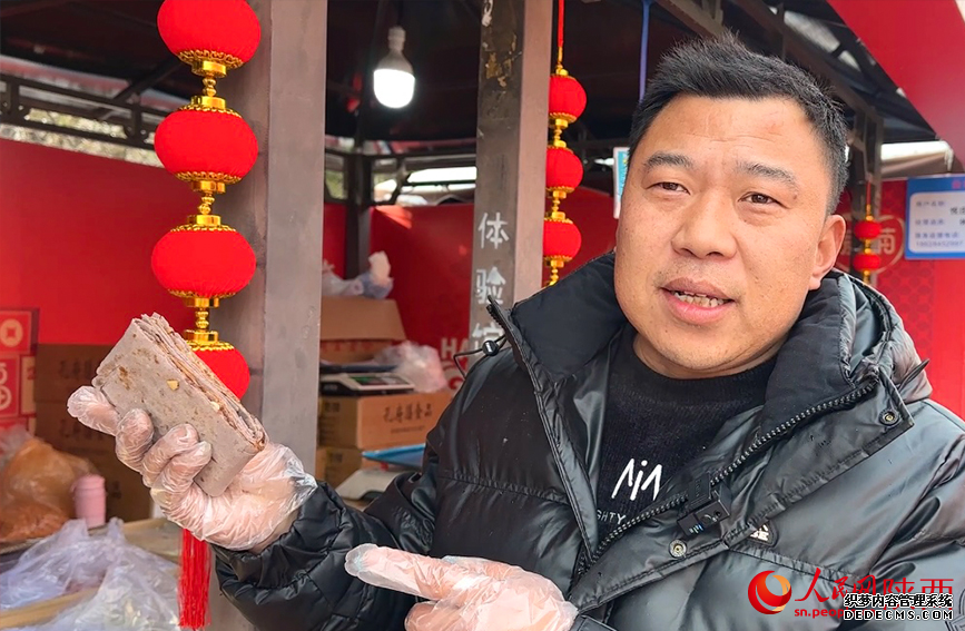 来自山东的商户带来的“山东煎饼”。人民网记者 白鸽摄