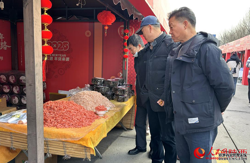 年货节现场,市民在选购产品。人民网记者 白鸽摄