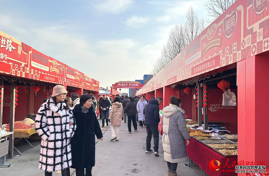 “礼遇新年 共话丝路”第三届中欧班列年货节现场。人民网记者 白鸽摄
