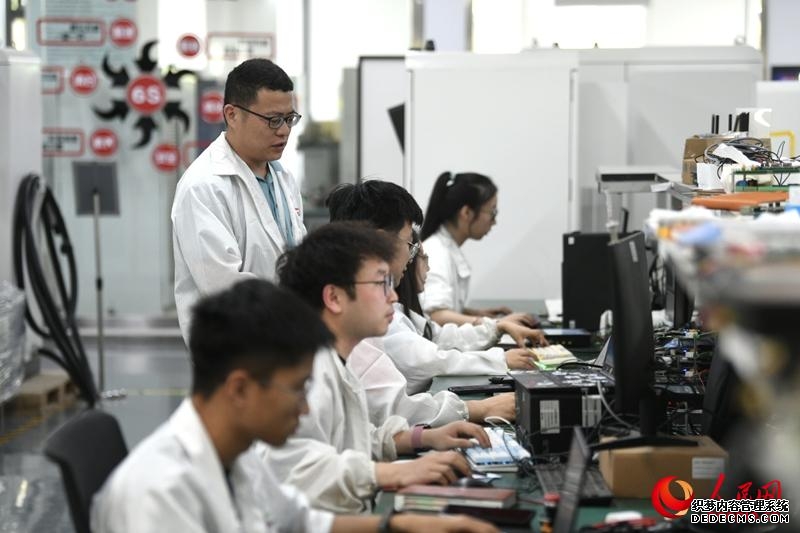 在西安高新区领充新能源的技术中心，技术人员正忙碌工作（资料图）。人民网记者 翁奇羽摄