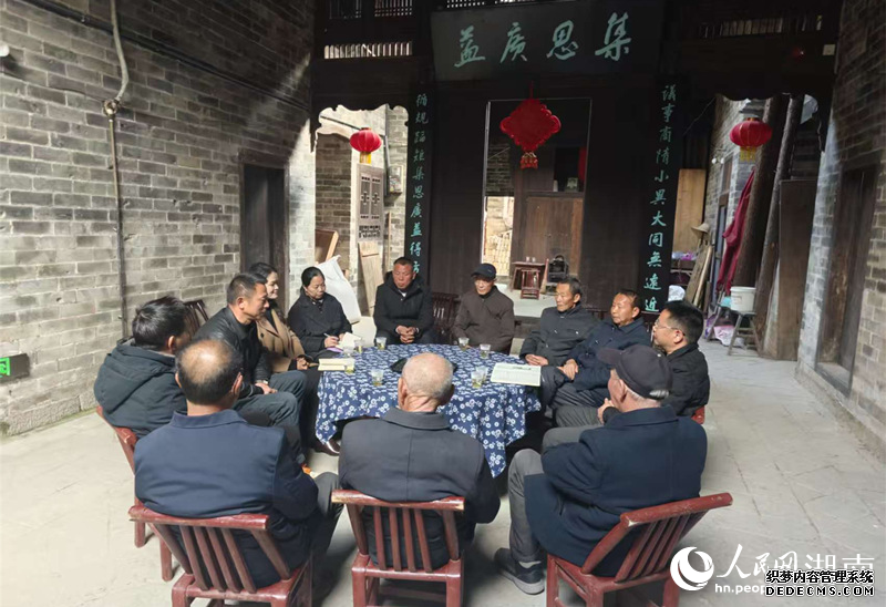 村民在议事堂开会讨论。人民网记者 刘宾摄