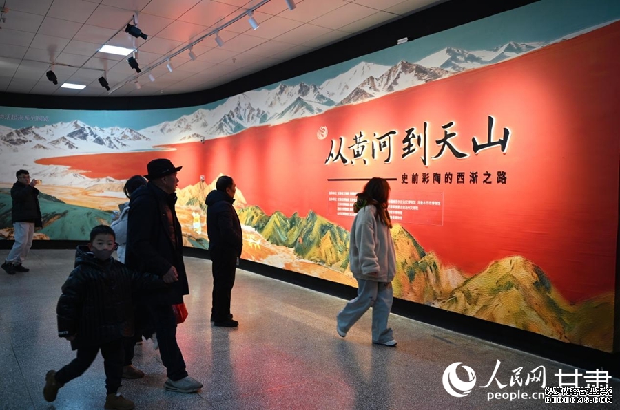 游客参观“从黄河到天山——史前彩陶的西渐之路”文物展。人民网 席娟娟摄