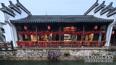 古建焕颜 楚韵新风 激活千年云梦
青砖黛瓦,翘角飞檐,复原迁建的传统古建筑错落有致;小桥流水,勾画出八湖八岛八胜景,九大建筑派系在此交融……