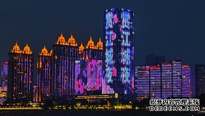 25公里长江“画布”点亮武汉夜经济
暮色渐沉,武汉两江四岸流光溢彩。游船“两江盘龙”号载着市民游客穿行于江面,与长江灯光秀交相辉映,勾勒出江城夜经济的活力图景。