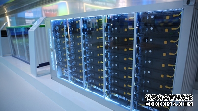 “浸默2.0”!6秒给电池“泡个澡”
“储能设备就像一个巨型‘充电宝’,最怕其中某块电池‘闹脾气’起火,这套系统能在70秒让它‘泡澡’冷静。”
