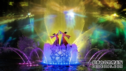 光影水幕让千年传说“活”起来
夜幕降临,桨声灯影中,一艘游船缓缓驶入湖北孝感槐荫河畔,一场穿越千年的“孝爱之旅”拉开帷幕。
