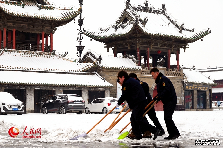 社旗县干部职工在清理积雪。人民网记者 辛静摄