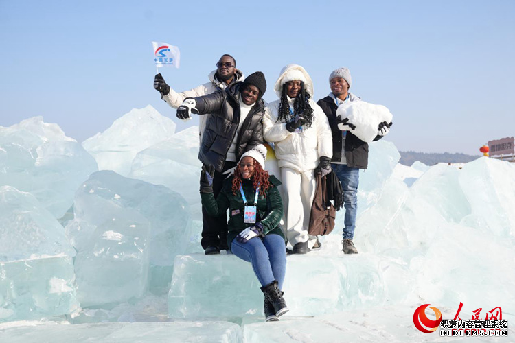外国友人在长春净月潭“玩冰嬉雪”,人民网记者 李洋摄