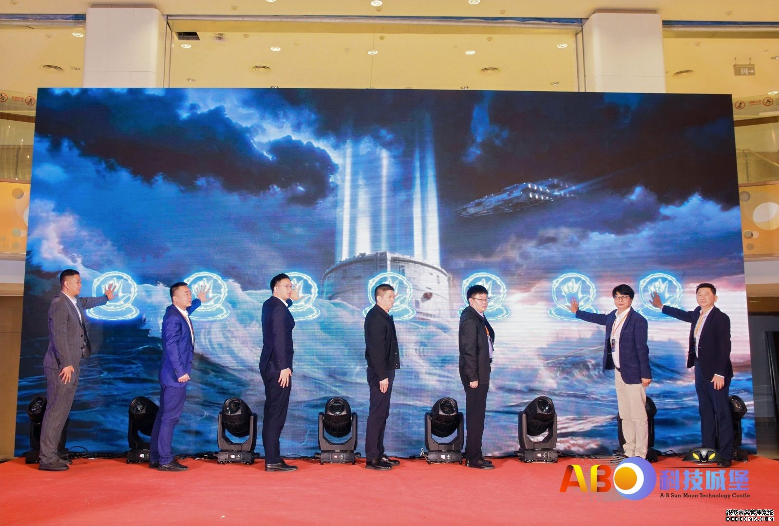 科幻IP赋能文旅消费 刘慈欣科幻漫画宇宙主题展在海口日月广场启幕