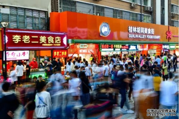  细微处，重新定义繁华凌晨两点，娄红艳万万没有想到，美食街上灯火通明，人群熙熙攘攘。这是8月末的桂林路。她甚至疑惑地看了下手机里的时间，是2：00没错。