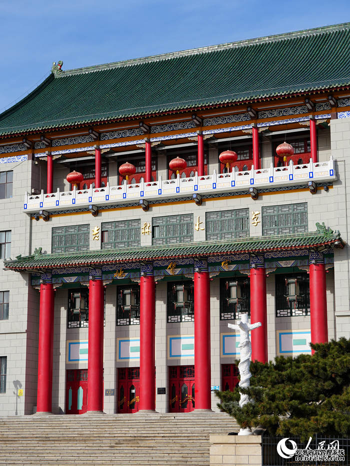 地质宫极具辨识度的“红廊柱”“绿屋顶”已完成修缮。人民网记者 李洋摄