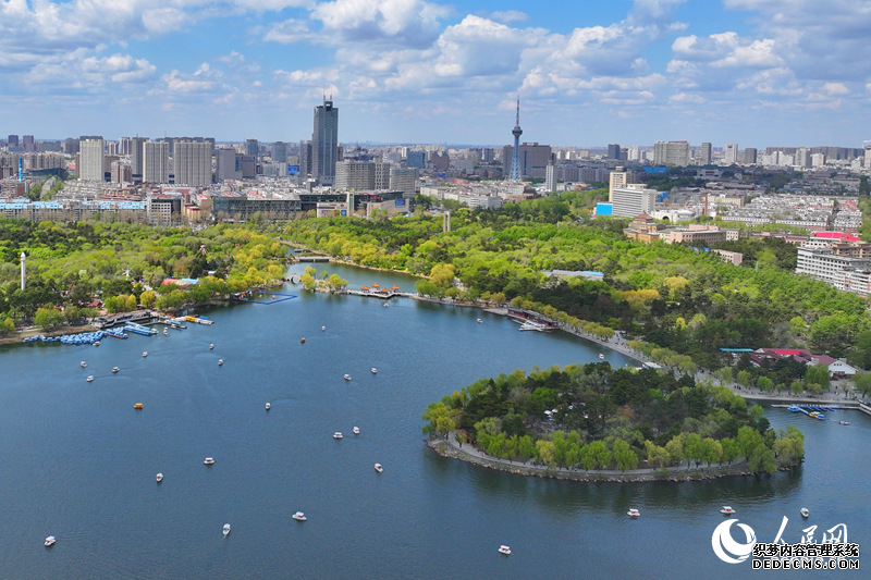 5月15日,长春市满眼皆是绿意,市民游客纷纷走进公园尽享绿满家园的宜居环境。2025年长春市通过启动拆围、退距、透绿工作,释放道路、绿地等空间超72万平方米,让绿色景观拥抱城市,极大提升了城市风貌和百姓的幸福感。人民网记者 李洋摄