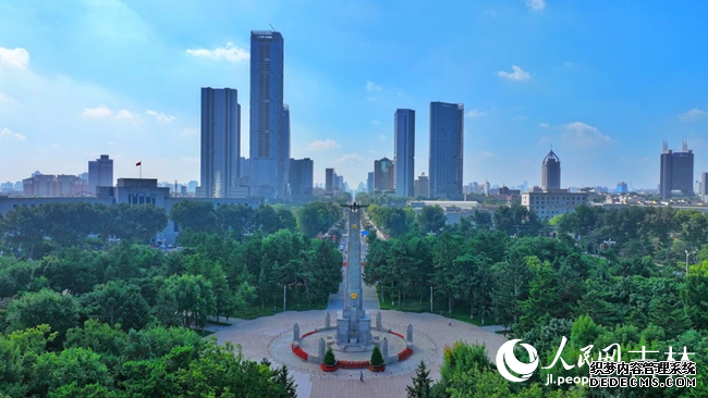 人民广场内，修缮一新的苏军烈士纪念塔。人民网记者 李洋摄
