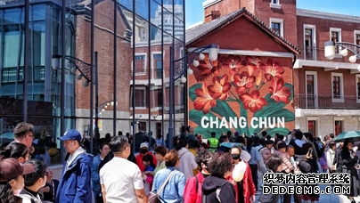 行进中国｜三刷春京西 这里有老长春的“魂”在吉林长春北京大街西历史文化街区，一边感受历史文化带来的独特韵味，一边体验新业态带来的全新活力，成为市民游客闲逛“打卡”的必选项。