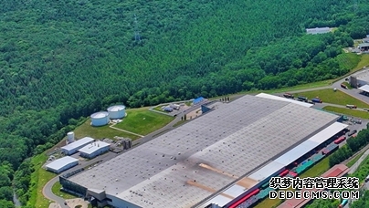 行进中国｜源头活水汩汩来“长白余脉翠屏开，靖宇清泉汩汩来。”航拍位于长白山西麓的白山市靖宇县水源保护地，镜头中的景色让记者脑中浮现出这句话。