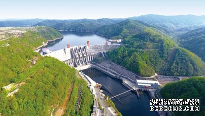 行进中国｜青山蓄动能 黑土生金仓巍巍长白山，浩浩三江源，吉林大地上一项又一项精品工程的建设，是中国水电一局为东北老工业基地装上的“能源引擎”与“粮食安全引擎”。