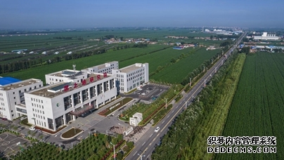 行进中国|流动的黑土地思政课
“小基地要讲出大思政,既要让农业科技落地生根,更要让‘保护黑土地’的信念融入血脉!”6月18日,人民网“行进中国”吉林调研采访团走进吉林省四平市梨树县,上了一堂“黑土地上的思政课”。