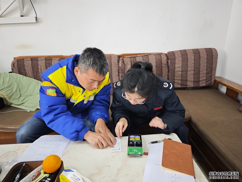 税务人员核查加油站设备数据情况.jpg