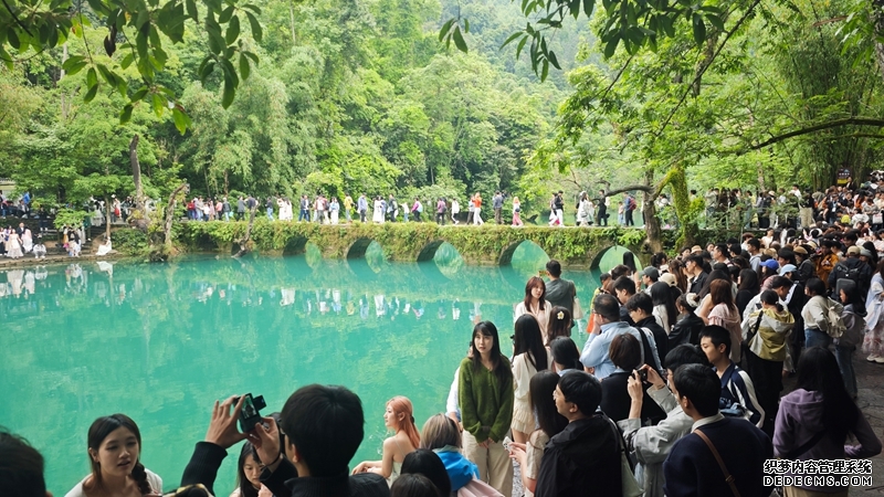 “五一”假期期间,小七孔景区游人如织.jpg