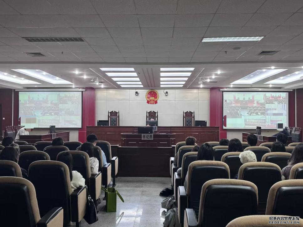 贵州大学法学院师生走进花溪法院旁听案件庭审。