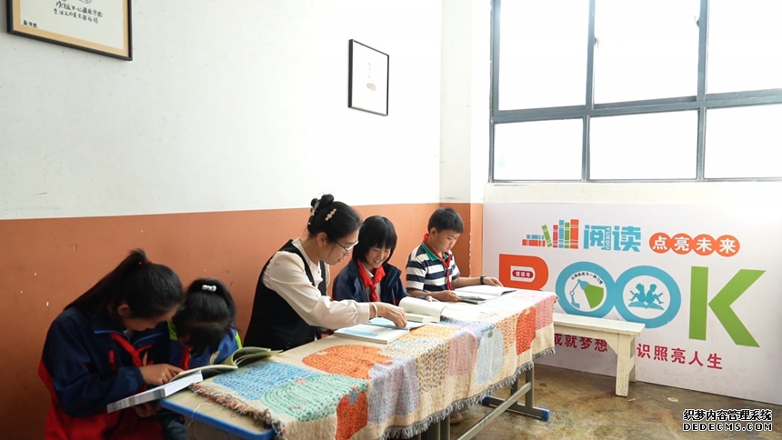 邓苑平辅导学生。