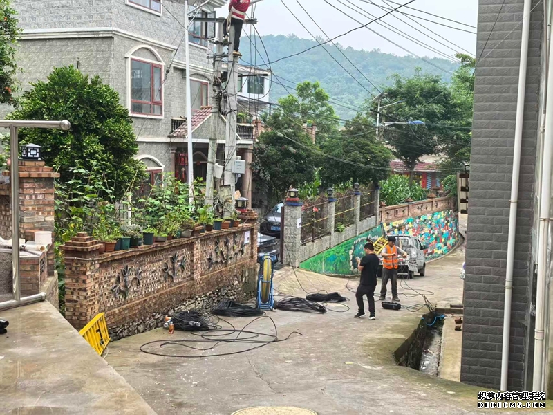 工作人员在清镇市卫城镇上水村搭建通信线缆。岳强摄