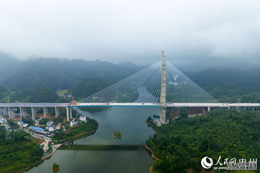 建设中的百花湖特大桥。人民网记者 涂敏摄