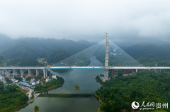 贵州贵阳：百花湖特大桥成功合龙