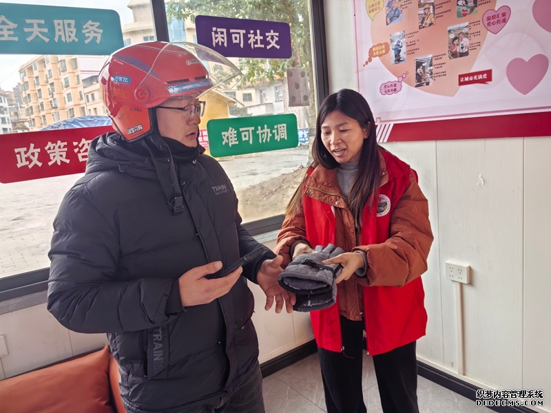 志愿者为快递员送上加绒手套.jpg