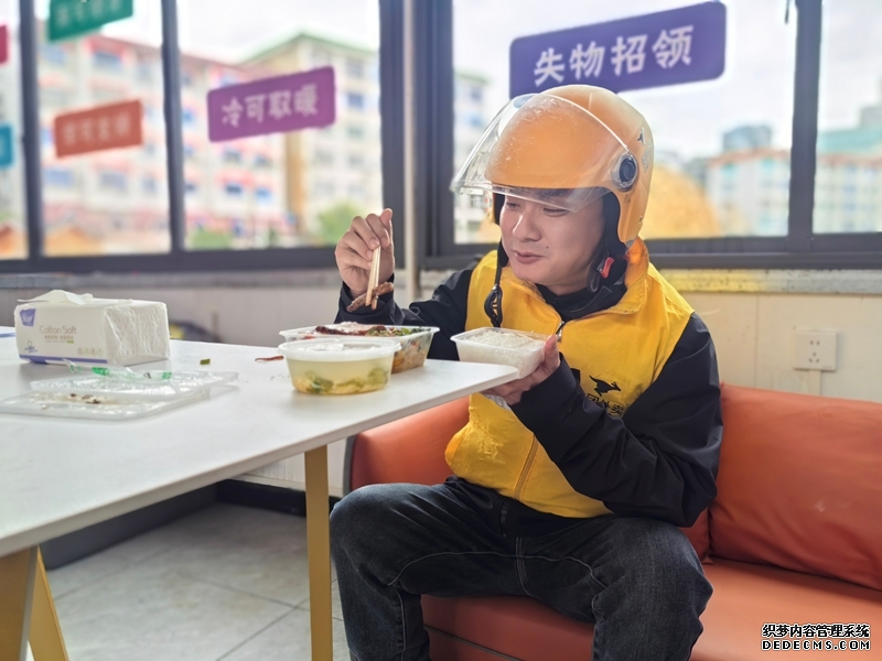 外卖员吃着暖心的午餐.jpg