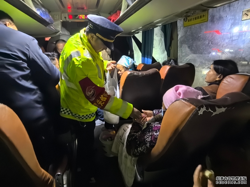 贵州交通运输综合执法人员为为车上旅客送上物资。.jpg