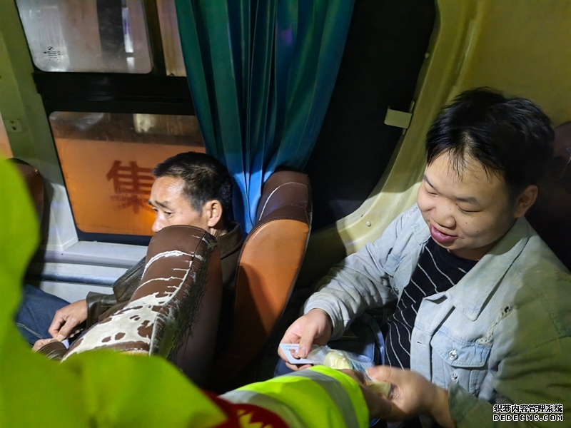 贵州交通运输综合执法人员为车上旅客送上物资。.jpg