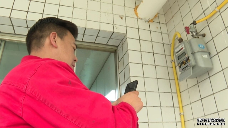罗小章用检漏仪排查管道隐患.jpg
