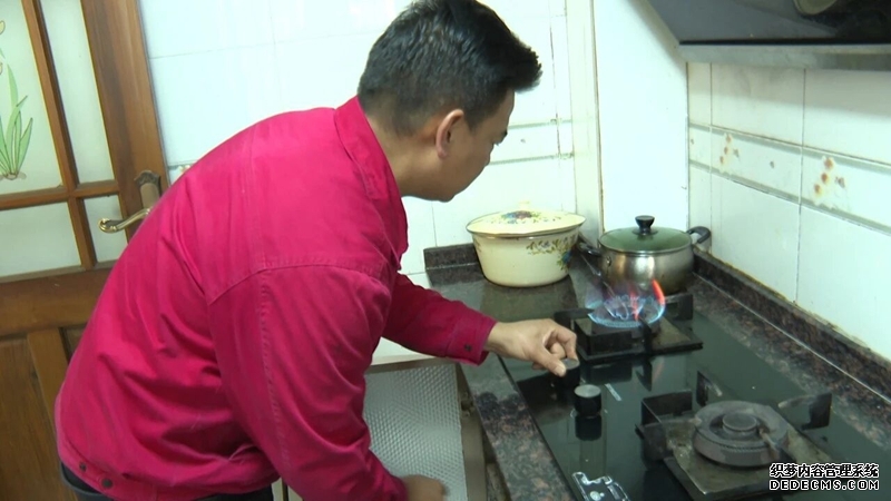 罗小章检查灶具.jpg