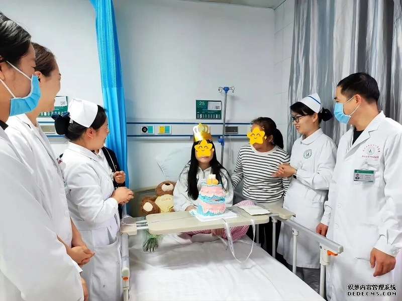 康复医学科医护人员为患者送上生日蛋糕，患者甜甜地笑了。