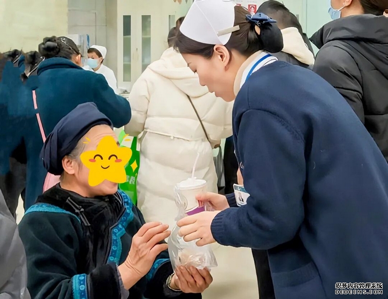 杨秀盼护士为患者买早餐,暖胃更暖心。
