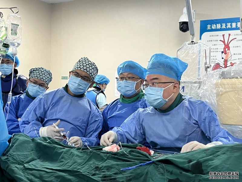 心血管内二科主任、主任医师曾安宁带领团队为患者实施手。