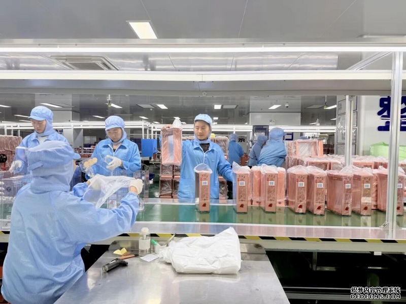 贵州启航包装制品有限公司生产线上忙碌的工人。姚瑶摄