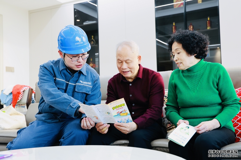 工作人员为市民普及用电安全知识。
